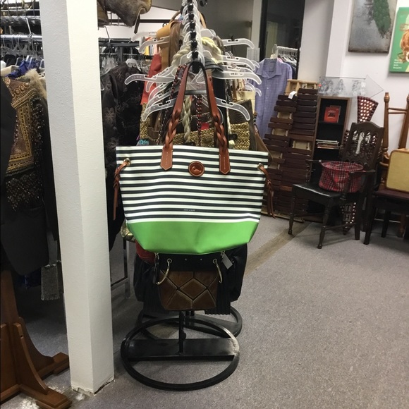 Sold Dooney & Bourke Tote - Picture 4 of 8